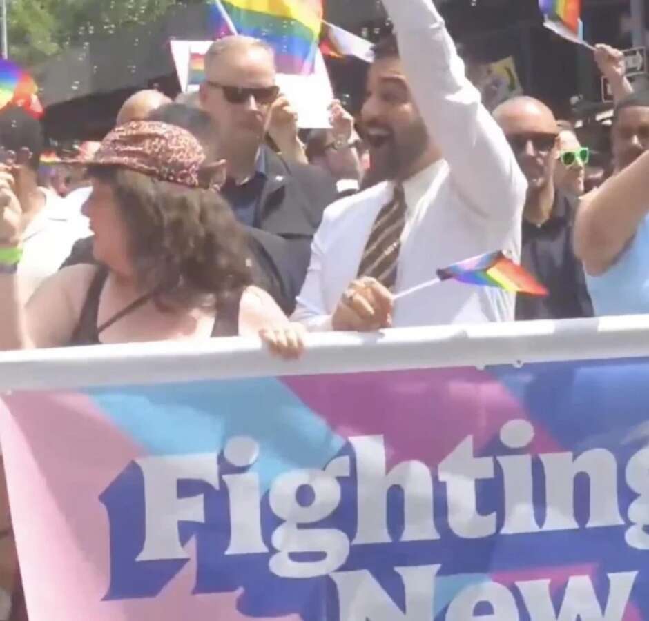 Trans atamasından sonra şimdi de LGBT yürüyüşü: Müslüman Sosyalist Mamdani LGBT yürüyüşünde en ön safta...