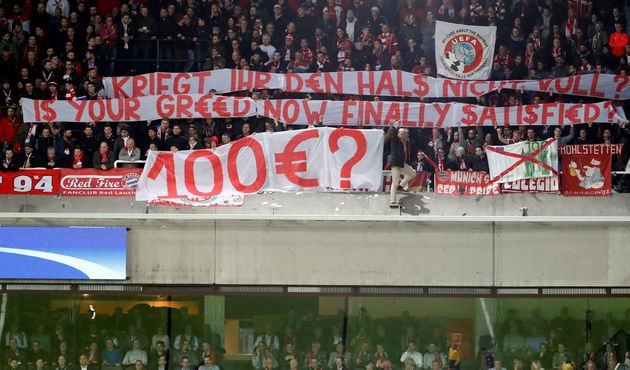 Bayern Münihli taraftarları sahaya para yağdırdı!
