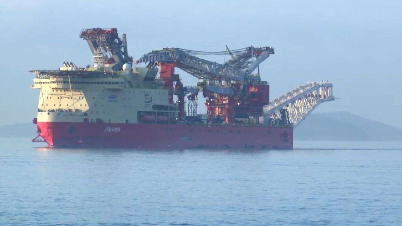 İstanbul Boğazı'nda dev gemi geçişi: Trafik çift yönlü durduruldu