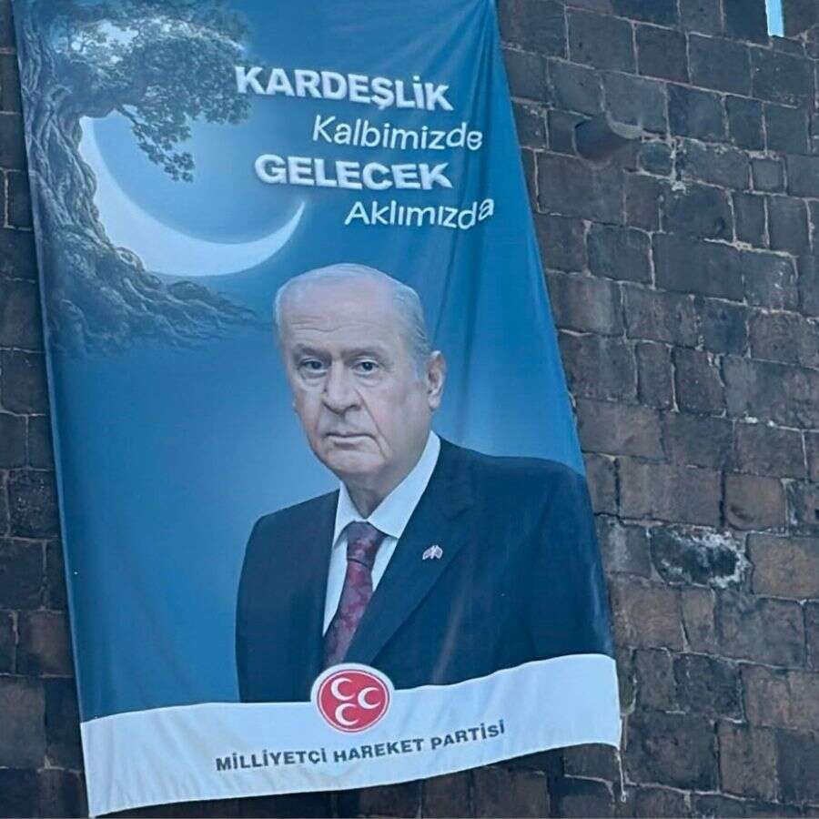 Diyarbakır surlarına Devlet Bahçeli posteri ve MHP bayrağı asıldı: Kardeşlik kalbimizde, gelecek aklımızda