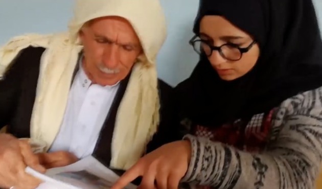 Okula göndermeyen babasının öğretmeni oldu, yeni hedefi Oxford! / VİDEO
