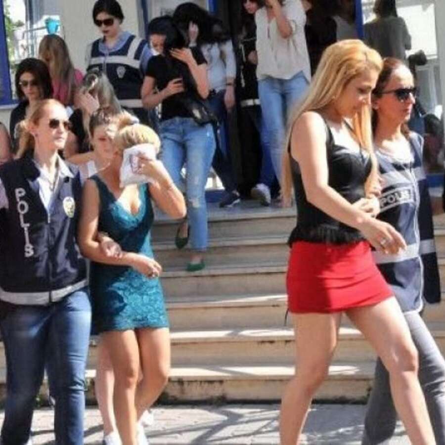 Polis bile şaştı kaldı! Sakarya'daki fuhuş operasyonunda şok detay! Çantasından "veresiye müşteri listesi" çıktı