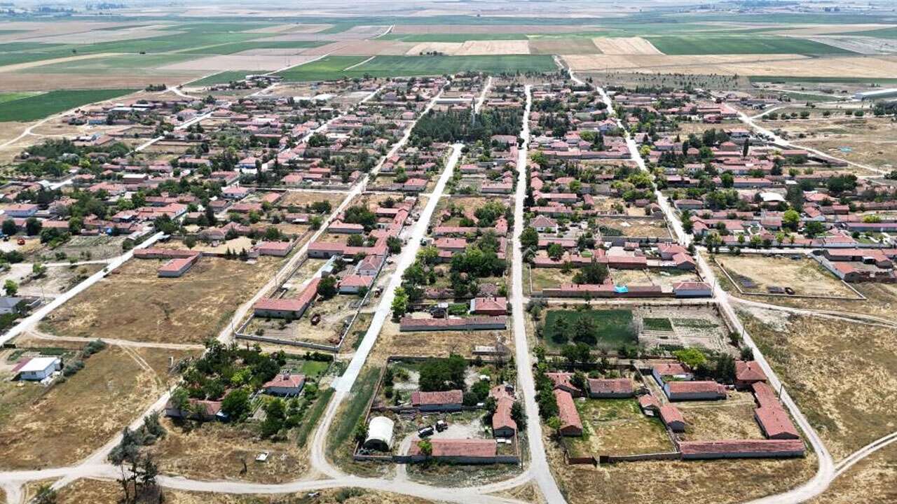 Görenleri hayran bırakıyor! Adeta cetvelle çizilmiş 113 yıllık bu köyde çıkmaz sokak yok