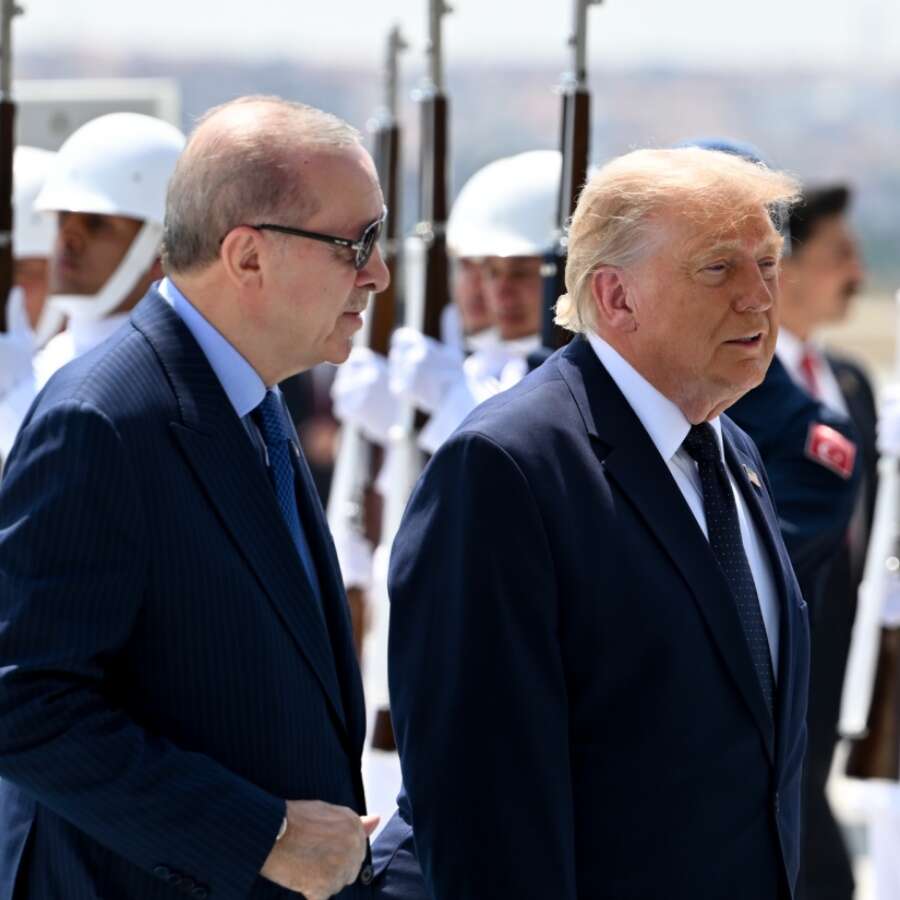 Uçaktan indi, ilk mesajını Türkçe verdi! Donald Trump, Türk askerini Türkçe selamladı: Merhaba asker!