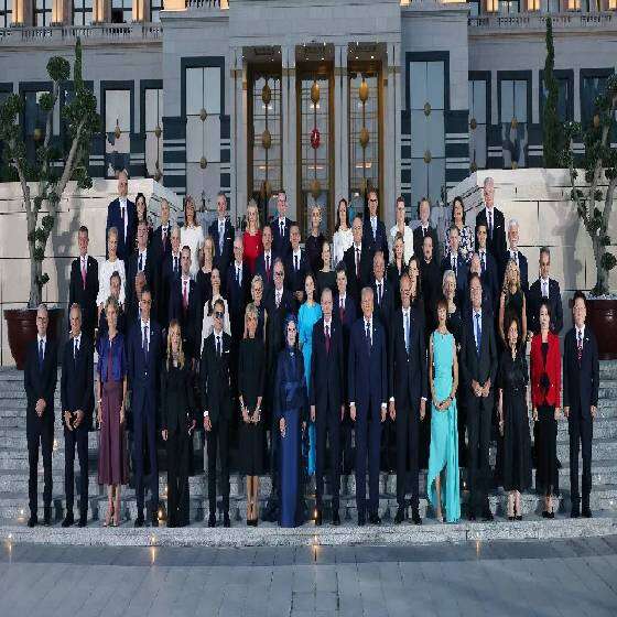 NATO resepsiyonunda aile fotoğrafı! Erdoğan çifti liderlerle aynı karede