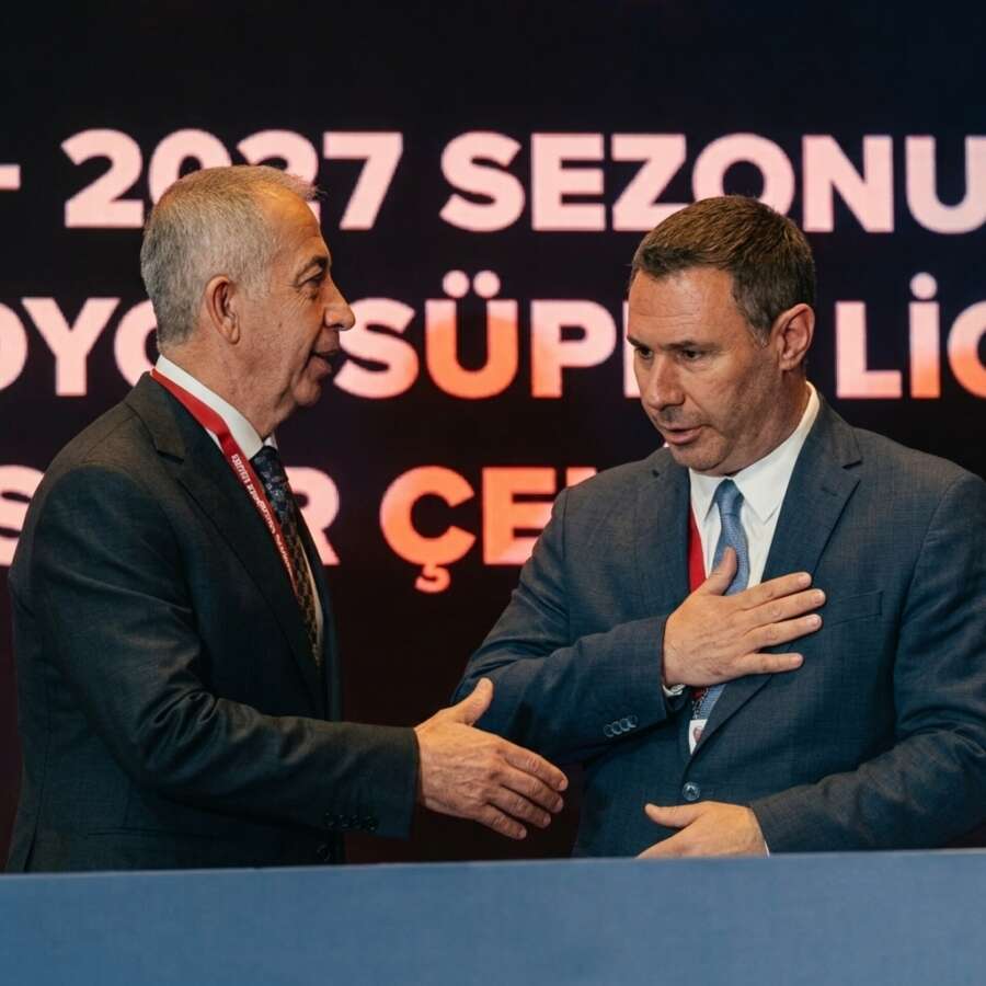 Süper Lig fikstür çekiminde skandal hareket! Fenerbahçe yöneticisi Barış Göktürk, Galatasaray yöneticisi Metin Öztürk'ün elini havada bıraktı