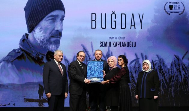 Meltem Cumbul elini sıkmamıştı, Cumhurbaşkanı annesinin elini öptü!