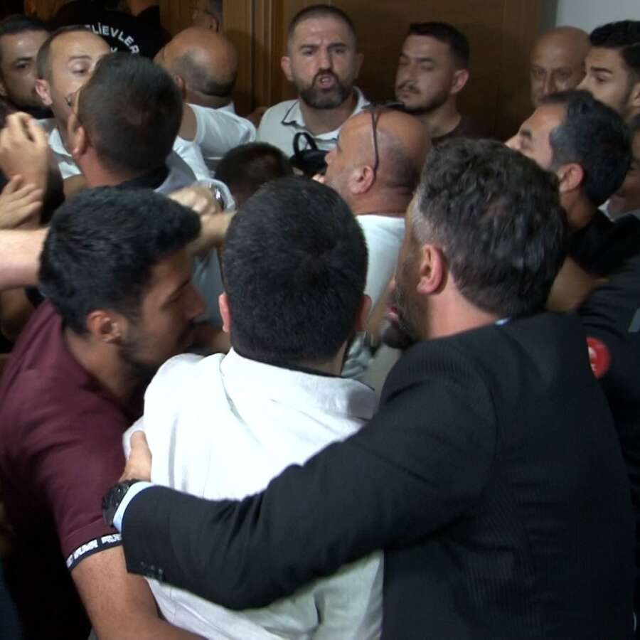 Meclis'te 15 Temmuz arbedesi! CHP’li üyeler "tiyatro"dedi, şehit aileleri Meclis'i bastı! "17 yaşındaki evladımı verdim, ne tiyatrosu!"