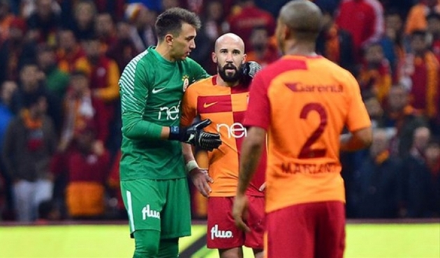 Galatasaraylı taraftarlar kendi oyuncusunu ıslıkladı!