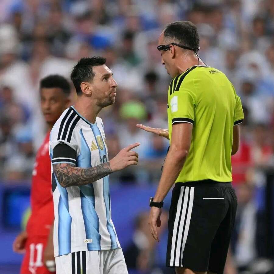 Lionel Messi Arjantin - İsviçre maçında çılgına döndü! Hakemi milyonların içinde çocuk gibi azarladı: "Bana saygısızlık yapma! Benimle düzgün konuş"