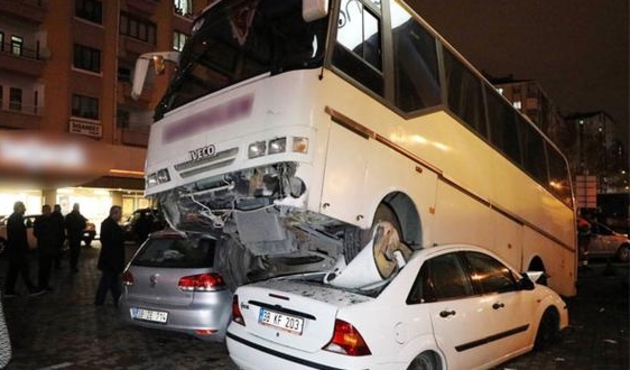 Kayseri'de minibüs iki aracı ezdi...