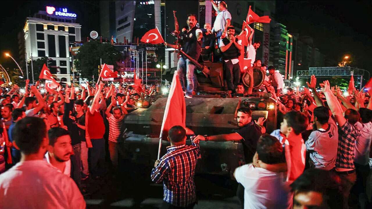 Emniyet imamı polislere talimatında ne söyledi? FETÖ'nün mahrem abilerinin darbe gecesi aksiyonları ortaya çıktı