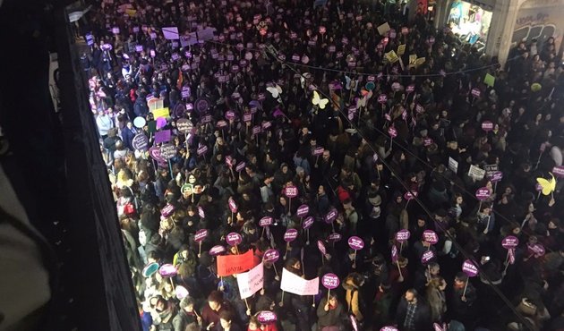 Binlerce kadın İstiklal Caddesi'nde yürüdü!
