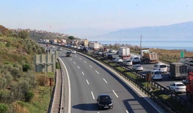 TEM'de feci kaza! 10 kilometrelik araç kuyruğu