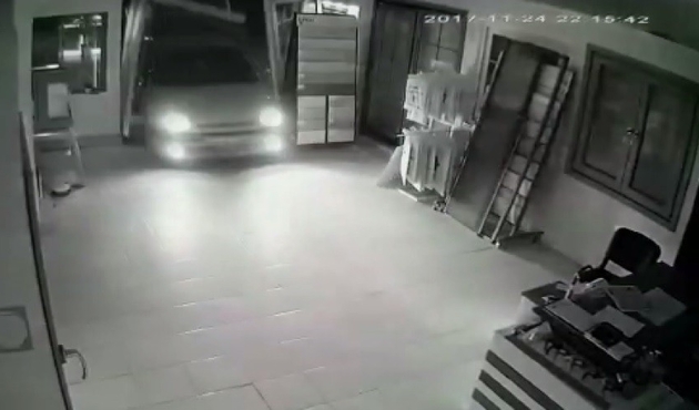 Düzce'de otomobil dükkana böyle girdi/VİDEO...