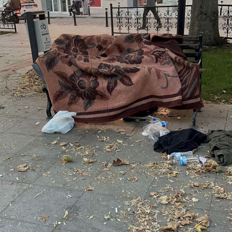 Koca şehirde bir tane duyarlı kurum yok muydu? Tekirdağ’da 64 yaşında kimsesiz adam bankın üstünde ölü bulundu
