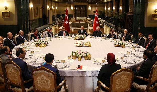 Cumhurbaşkanı masasındaki öğretmenlere tek tek sordu!