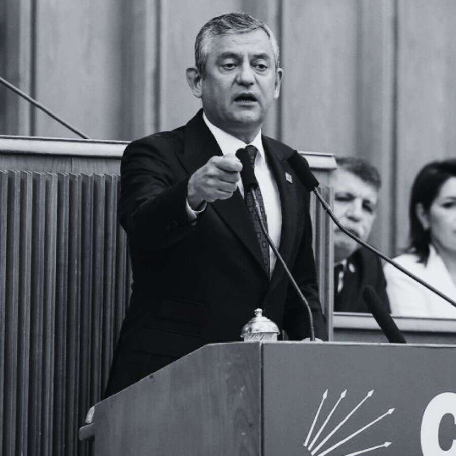 CHP resmen bölündü! Özgür Özel, CHP grup kürsüsünde ana muhalefet partisine veda etti