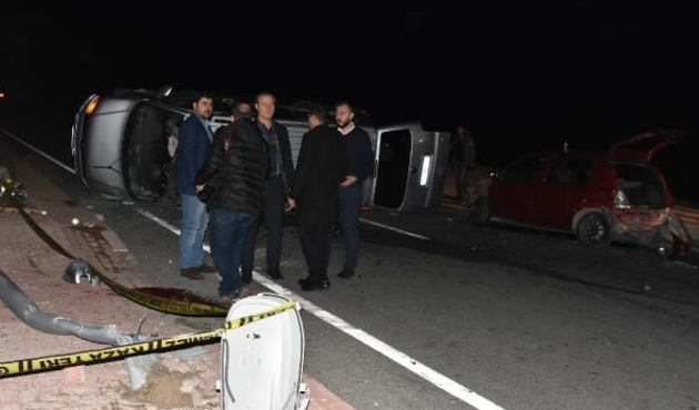 Ak Partilileri taşıyan minibüs takla attı: 9 yaralı...