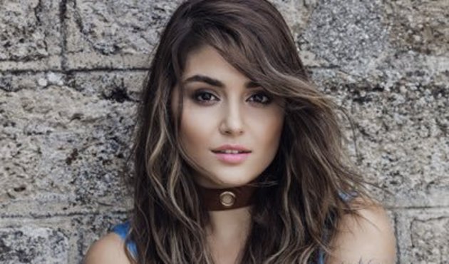 Hande Erçel'in telaşlı kaçışına şemsiye desteği!