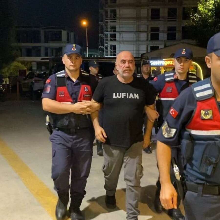 Ünlü yönetmen Ezel Akay ve kardeşi gözaltına alındı! Evinden çıkan düzenek şoke etti...