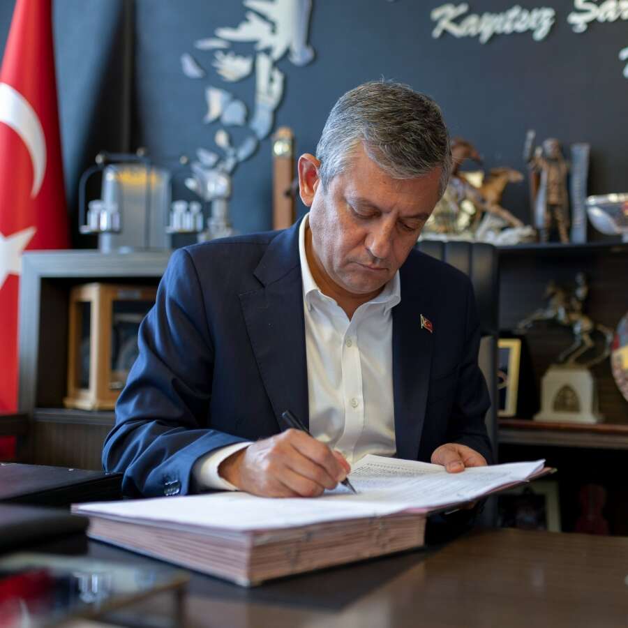 Özgür Özel, CHP'den istifa etti: Kurduğu partinin adı ve logosu belli oldu! Dikkat çeken rozet detayı...