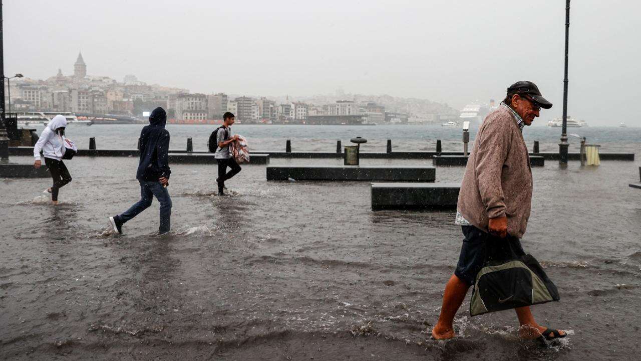 İstanbullular dikkat! AKOM'dan kuvvetli yağış uyarısı geldi: İşte en çok etkilenmesi beklenen ilçeler