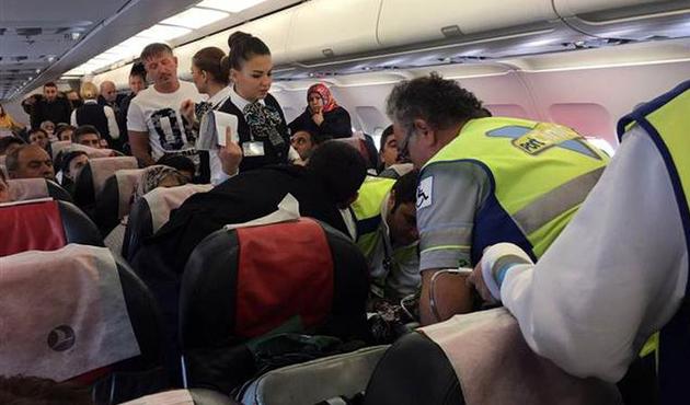 Uçakta fenalaşan yolcuyu kurtarmak için seferber oldular!