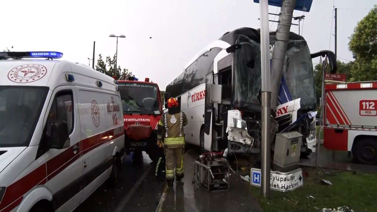 Eyüpsultan'da feci kaza: Yolcu otobüsü direğe saplandı! 2'si ağır 30 yaralı var...
