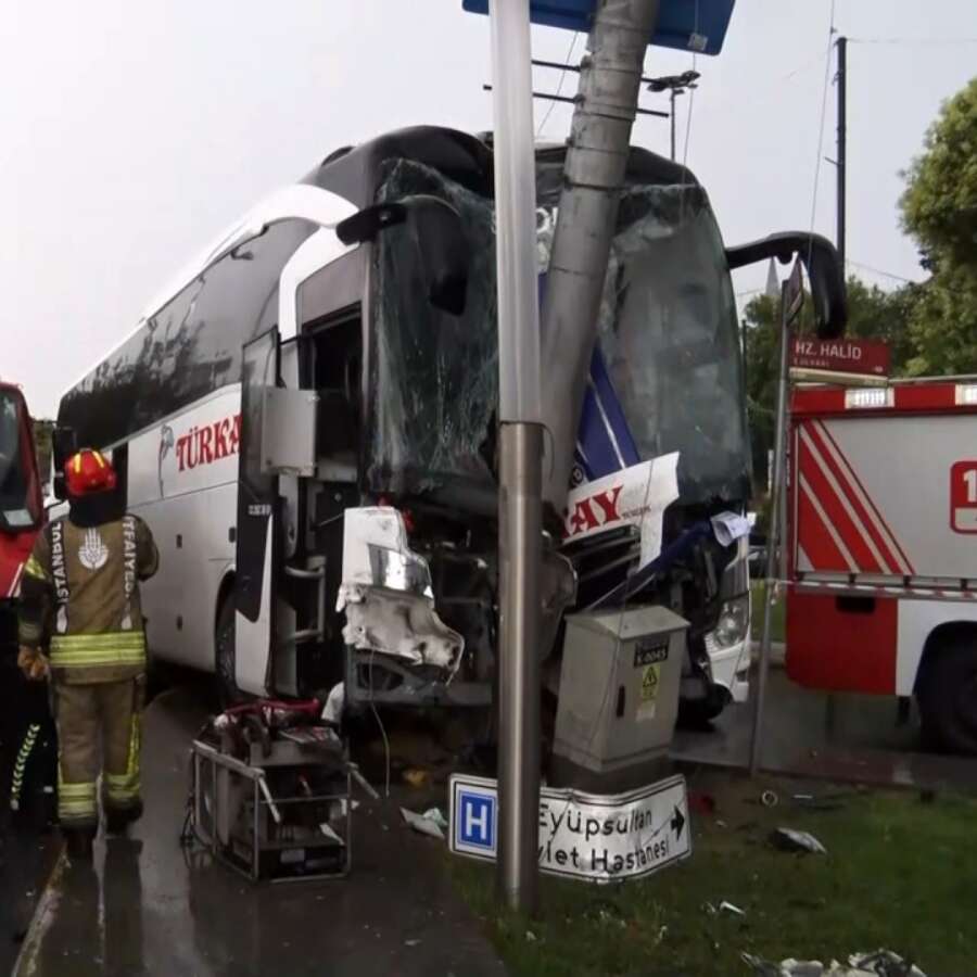 Eyüpsultan'da feci kaza: Yolcu otobüsü direğe saplandı! 2'si ağır 30 yaralı var...