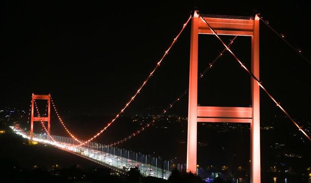Megakent İstanbul turuncuya büründü!