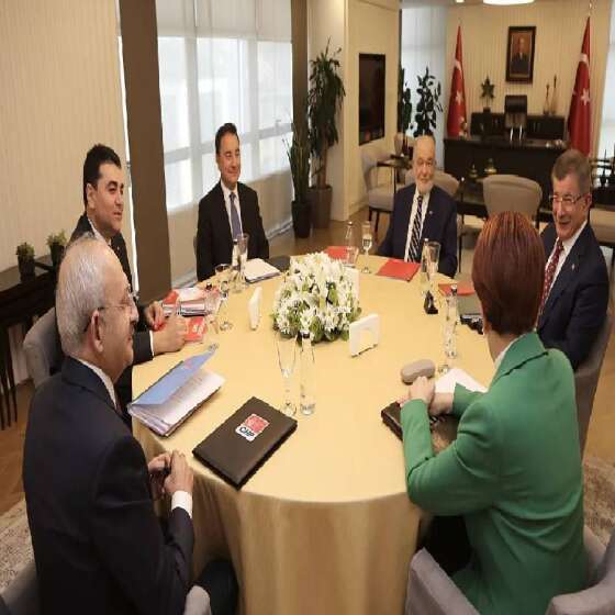 6'lı masaya oturanın yüzü gülmedi! Bir lider daha gitti, işte o isim