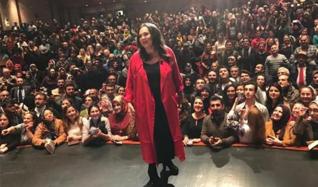Türkan Şoray sahnede gözyaşlarına boğuldu!