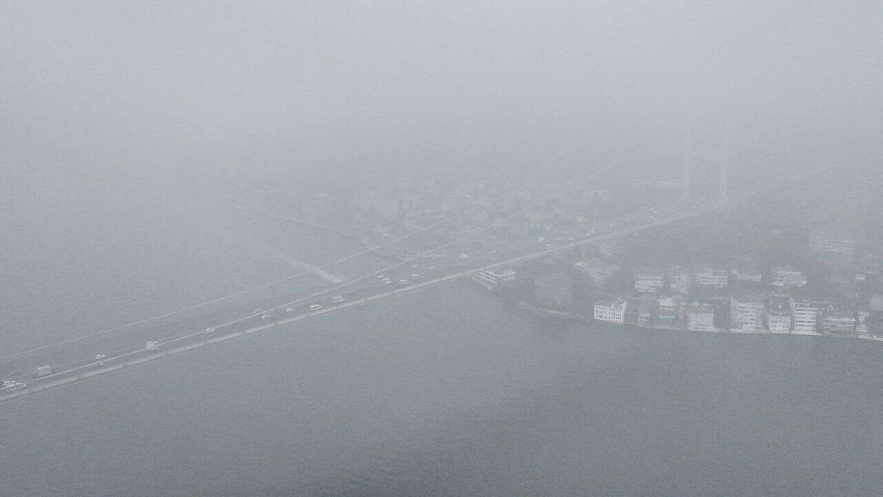 İstanbul Boğazı sisten kayboldu! FSM Köprüsü sis bulutuna büründü