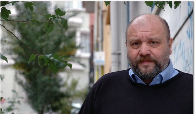 Ahmet Mümtaz Taylan öpüşürken bakın nasıl yakalandı!