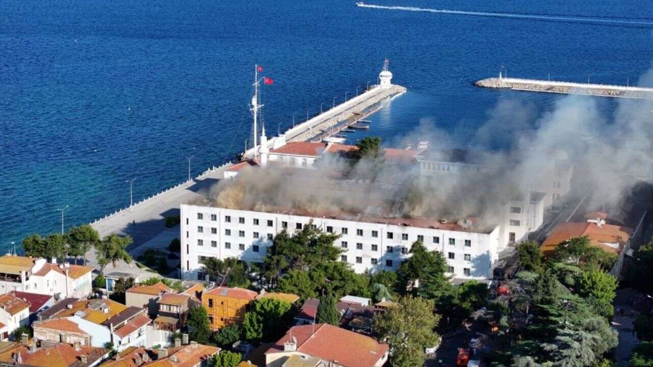 Heybeliada Deniz Harp Okulu binası yanıyor