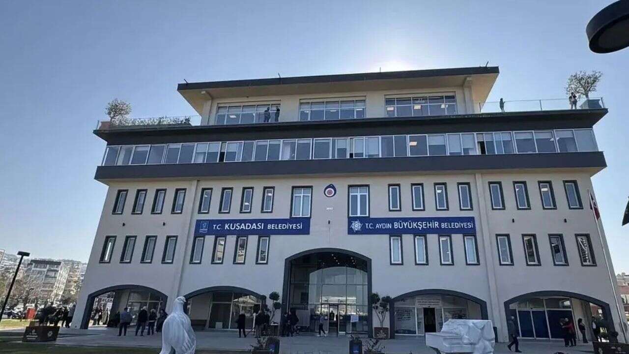 Kuşadası Belediyesi bağlantılı rüşvet operasyonu: 3 ilde 15 gözaltı
