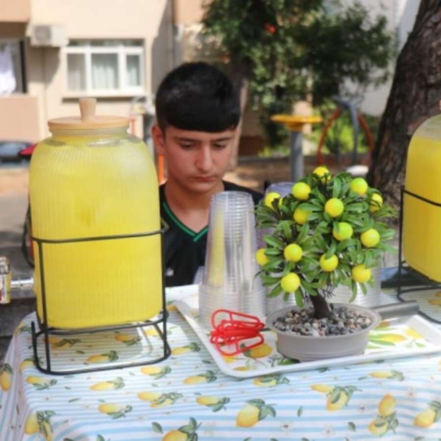 14 yaşında ayda 90 bin TL kazanıyor! Tatilde yan gelip yatmadı, kendi parasıyla telefon aldı!