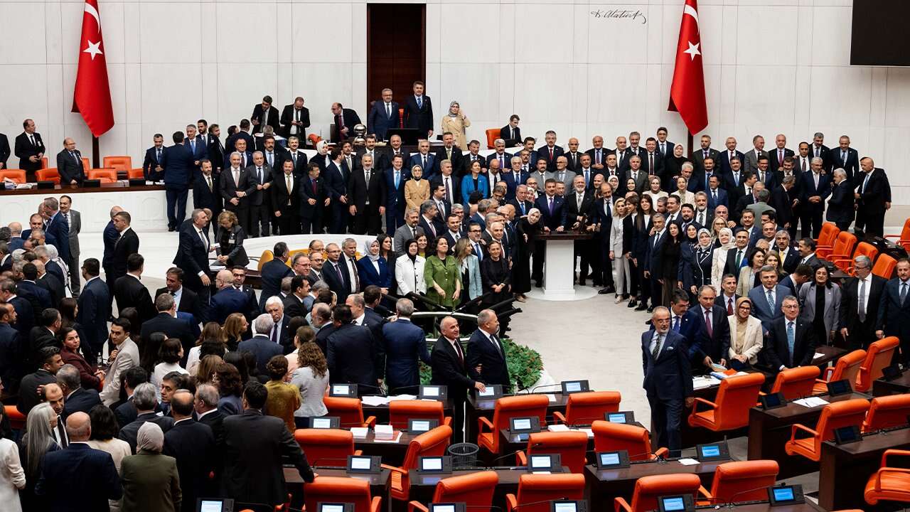 Tarihi oylamanın perde arkası! AK Parti'den oylamaya katılmayan 8 milletvekili kimler?