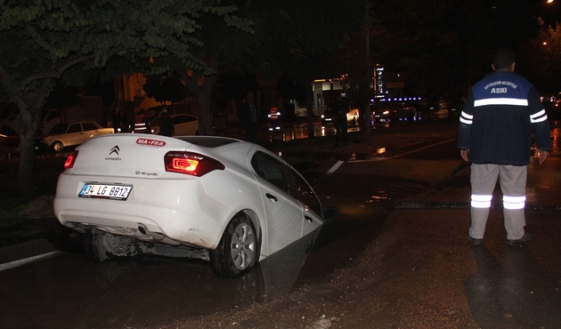 Oluşan çukur otomobili yuttu...