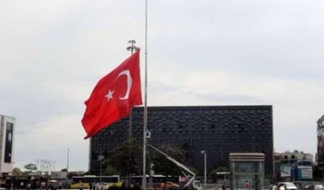 Taksim'de Türk bayrağı yarıya indirildi! İşte nedeni... / VİDEO