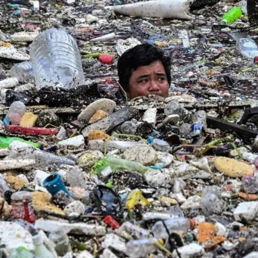 Filipinler’de şoke eden manzara! İnsanlar tonlarca çöpün içinde yüzüyor
