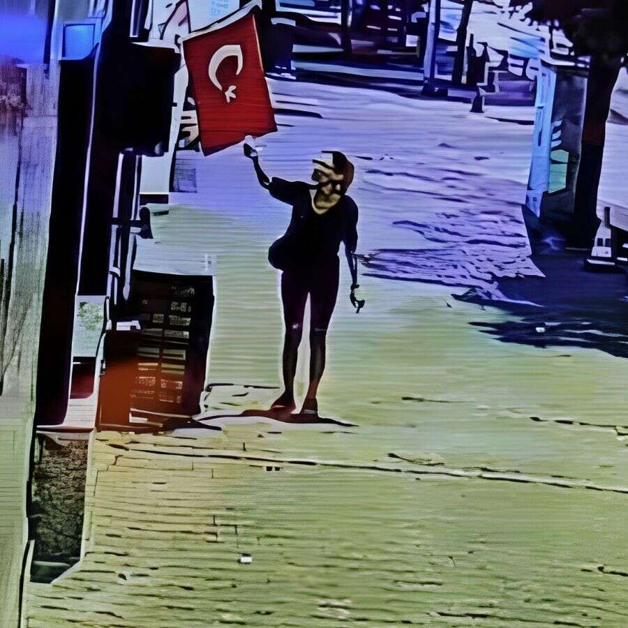 Turizm beldesinde Türk bayrağını çakmakla yakmaya çalışan kadın kıskıvrak yakalandı