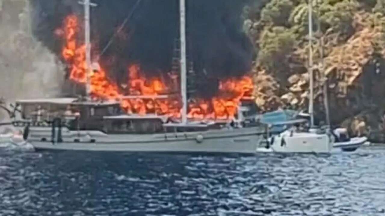 Muğla Fethiye’de gezi teknesinde yangın dehşeti! 115 yolcu can yelekleriyle denize atladı