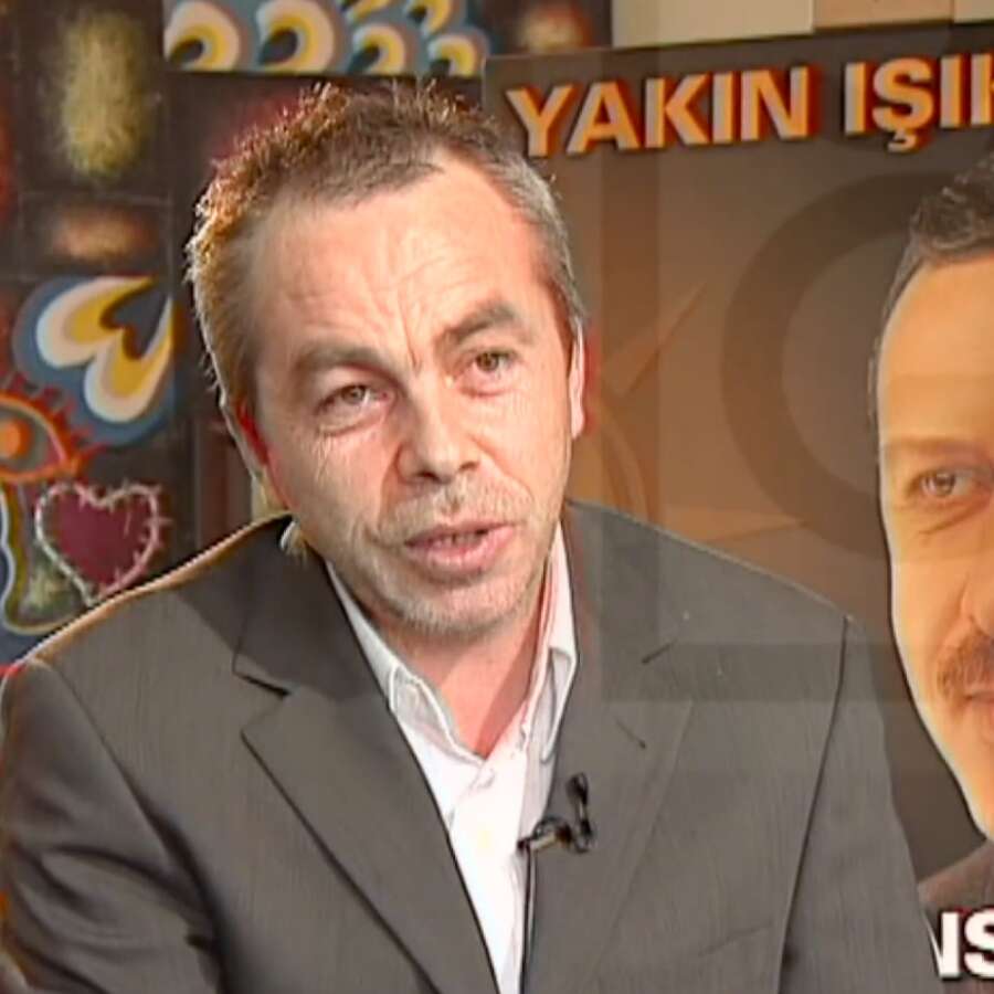 AK Parti’nin 25. yıl dönümünde ilk seçim zaferinin sırrı neydi? Ampul logosunu tasarlayan Erol Olçok anlattı!