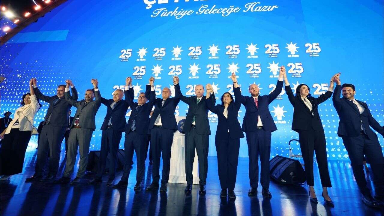 AK Parti’ye 3 milletvekili ve 7 belediye başkanı katıldı