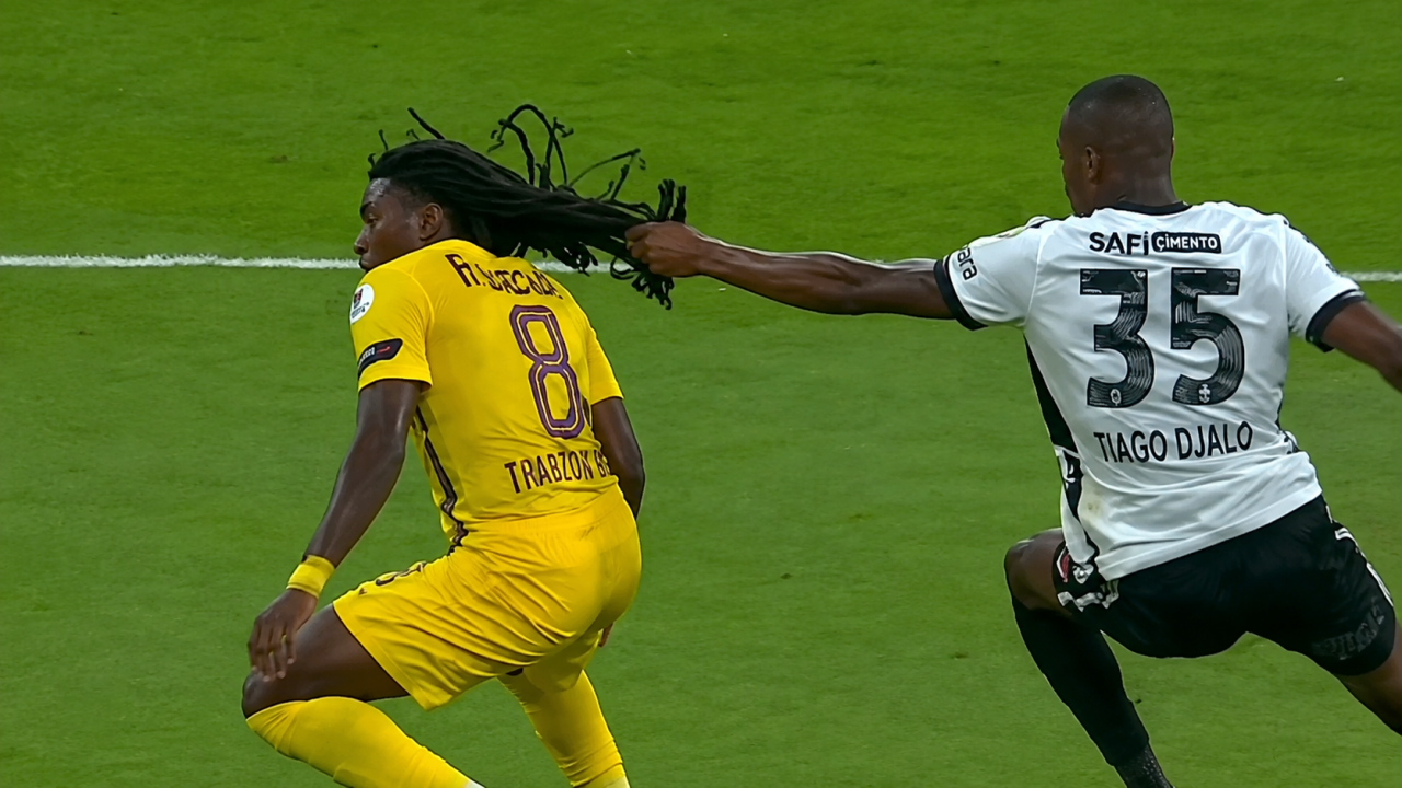 Beşiktaş - Eyüpspor maçına damga vuran karar! Rakibinin saçını çeken Djalo'ya kırmızı kart çıkmalı mıydı? Fırat Aydınus anında tweet attı