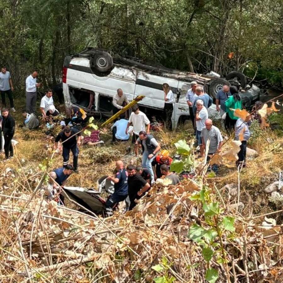 Sivas'ta katliam gibi kaza! Yolcu minibüsü şarampole devrildi: 4 ölü, 10 yaralı var!
