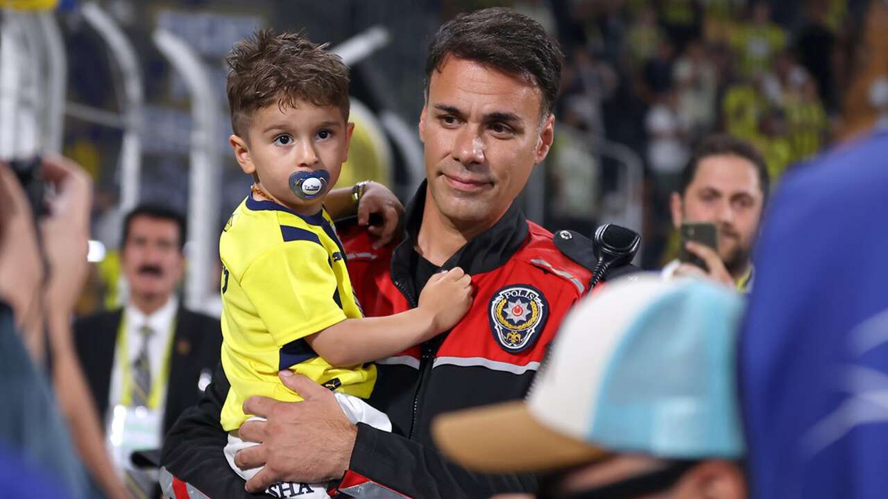 Forması zorla çıkartılan minik Fenerbahçeli Kadıköy'de