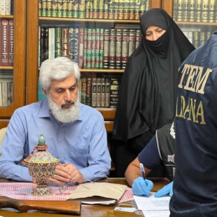 Alparslan Kuytul polislerle böyle tartıştı! Görüntüler geldi: Evdeki gözaltı anında tutanak gerginliği
